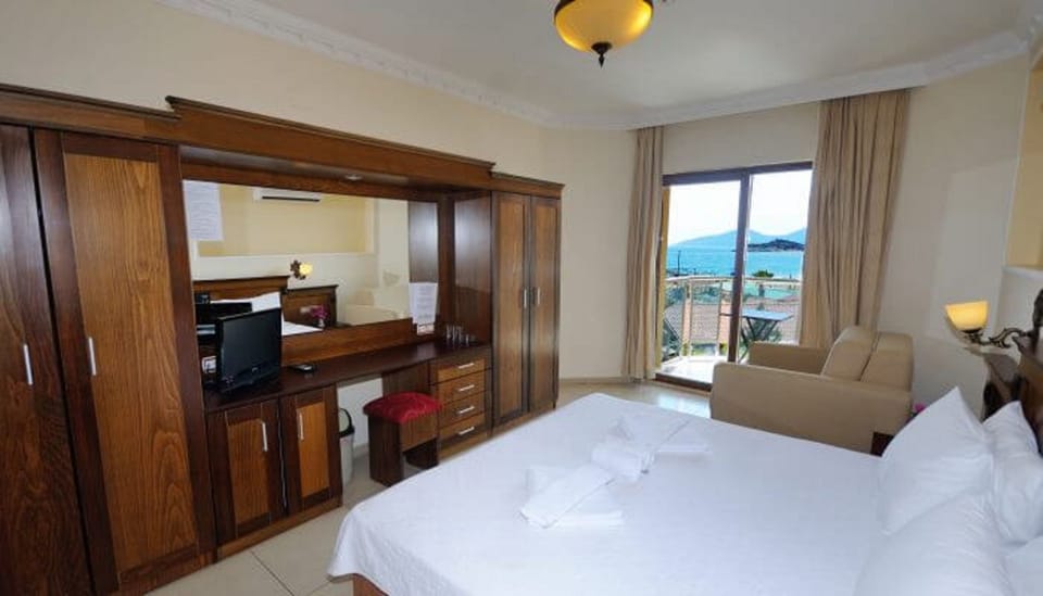 Standard Room | Minibar, in-room safe, soundproofing, free cribs/infant beds