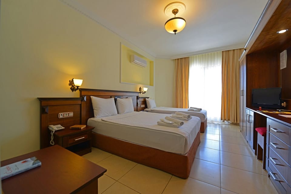 Standard Room | Minibar, in-room safe, soundproofing, free cribs/infant beds