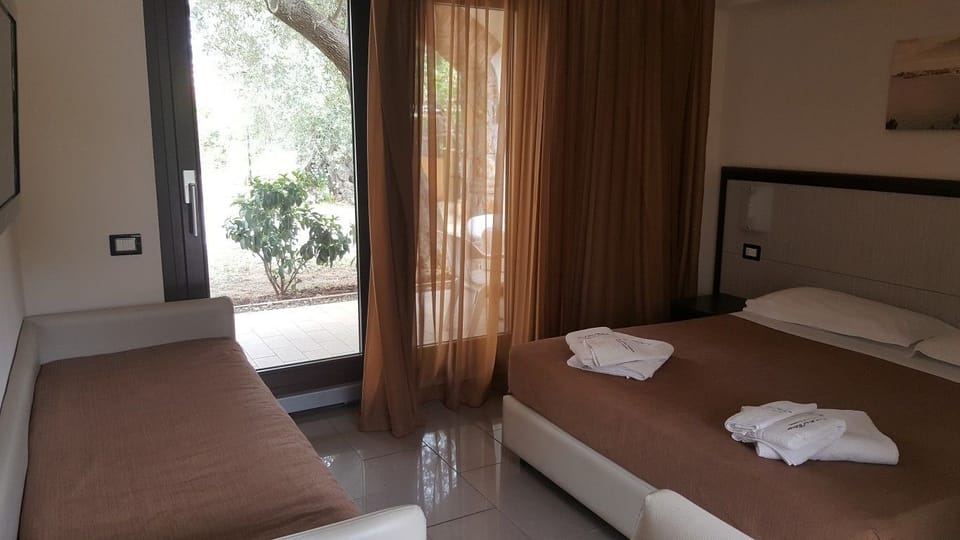 Triple Room | Minibar, in-room safe, desk, soundproofing