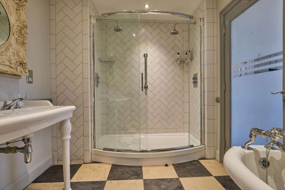 Combined shower/tub, free toiletries, hair dryer, towels