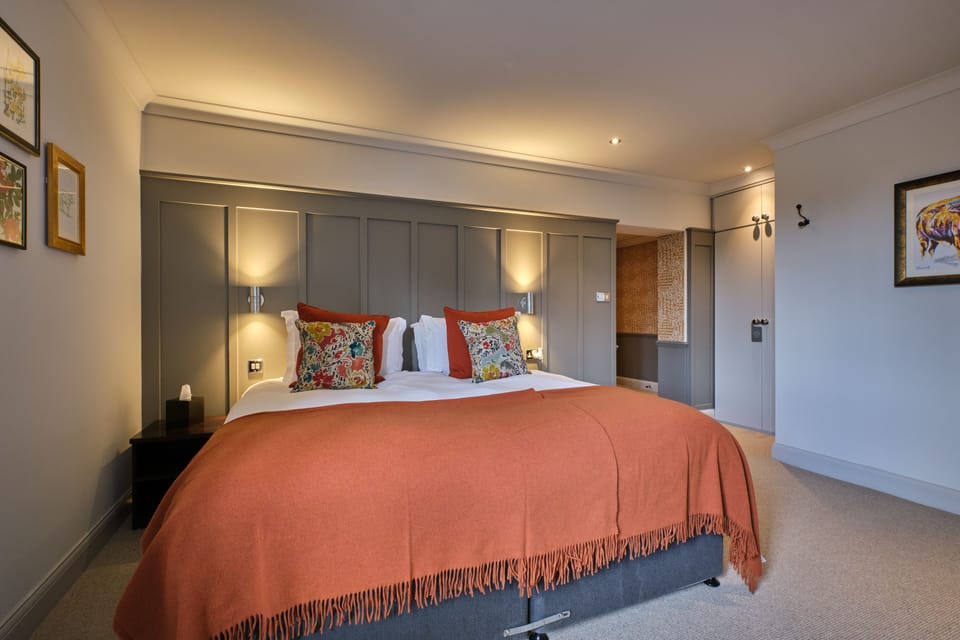 Deluxe Double Room | Individually decorated, individually furnished, desk, iron/ironing board