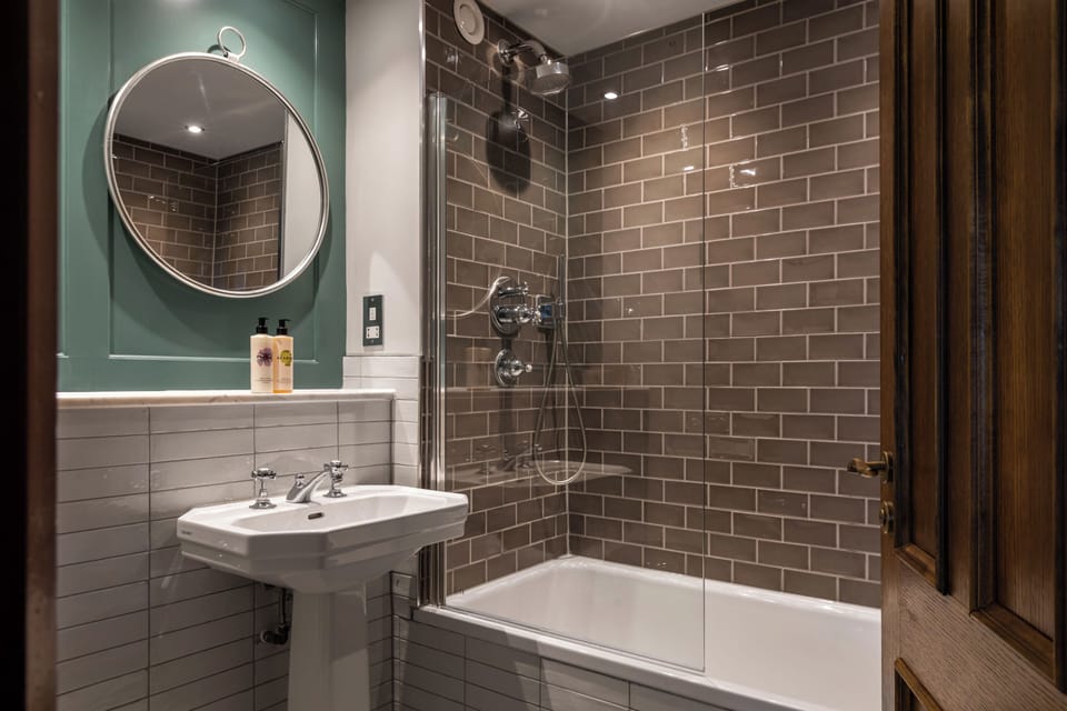 Deluxe Double Room | Bathroom | Deep soaking tub, rainfall showerhead, free toiletries, hair dryer