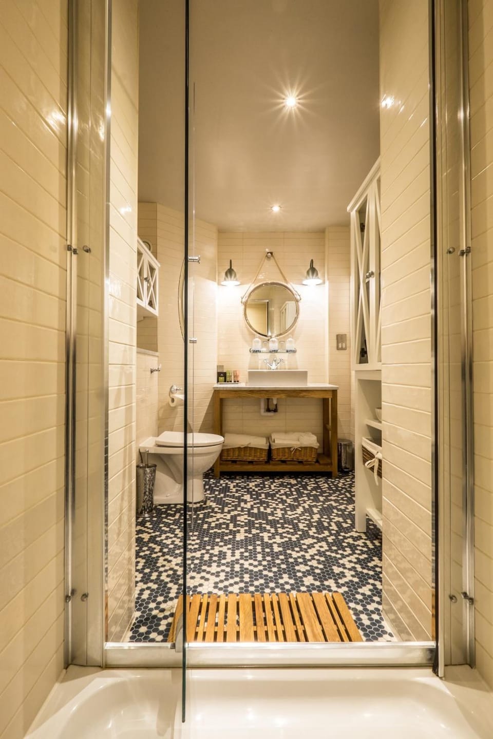 Combined shower/tub, designer toiletries, hair dryer, towels