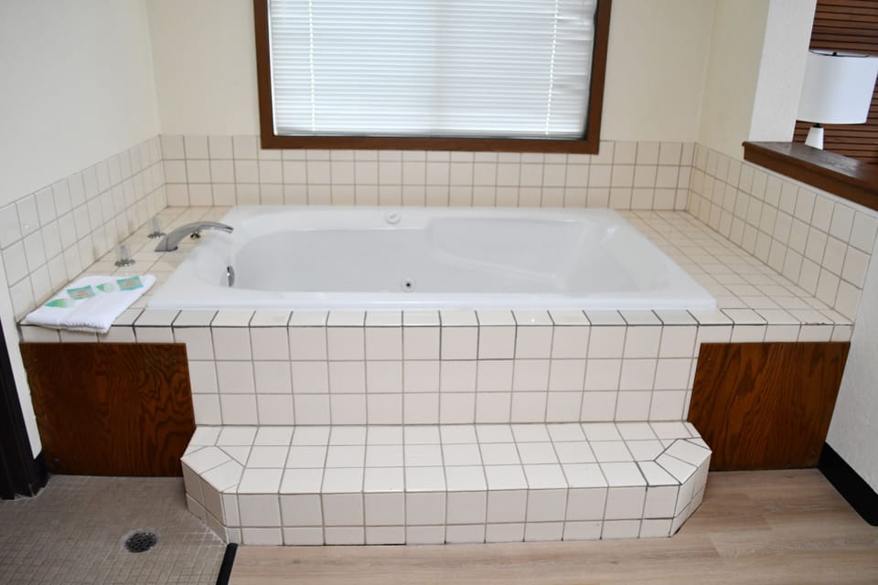Deluxe Suite, Jetted Tub | Bathroom | Combined shower/tub, jetted tub, free toiletries, hair dryer