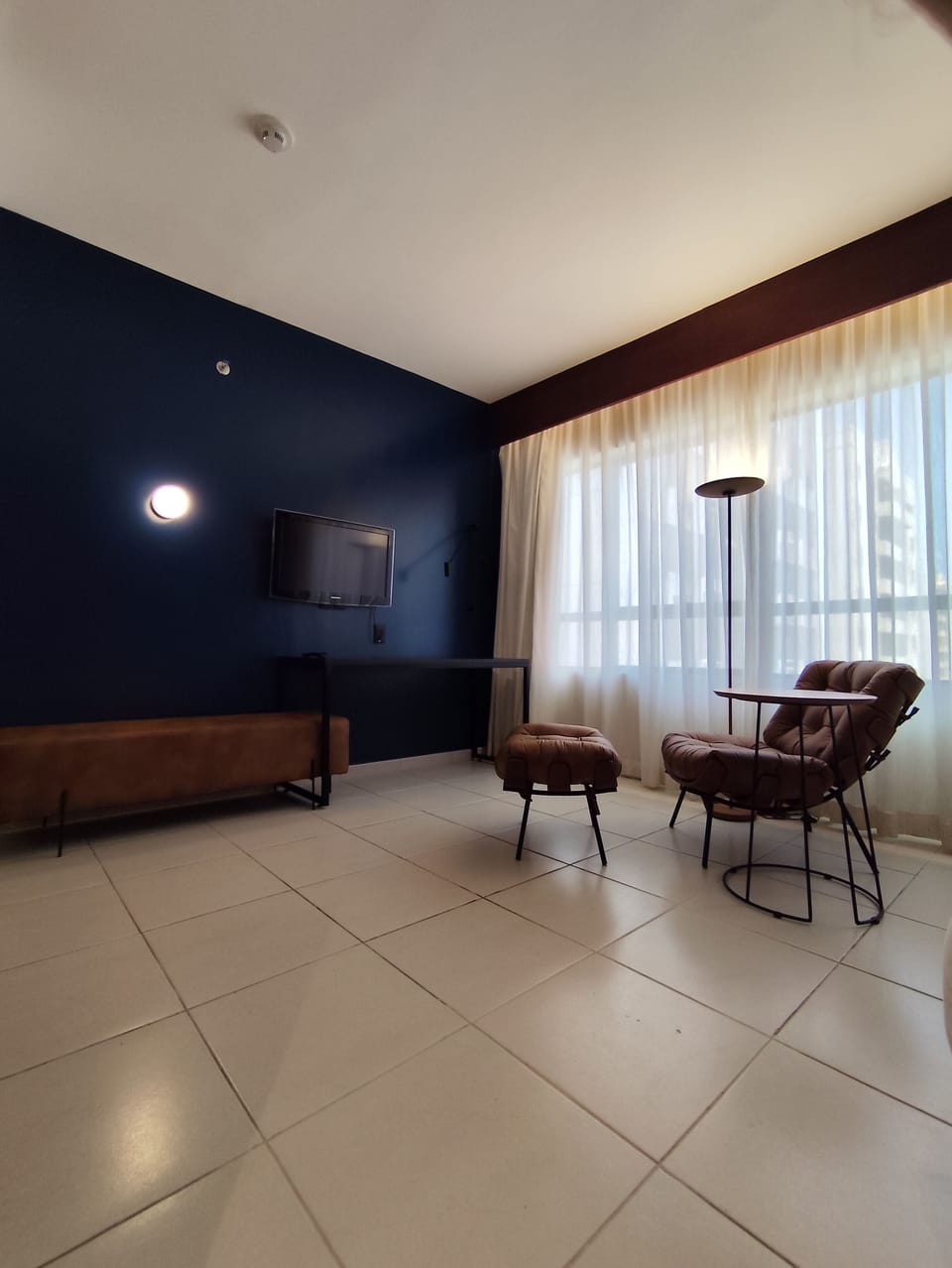 Deluxe Suite | Minibar, in-room safe, laptop workspace, blackout drapes