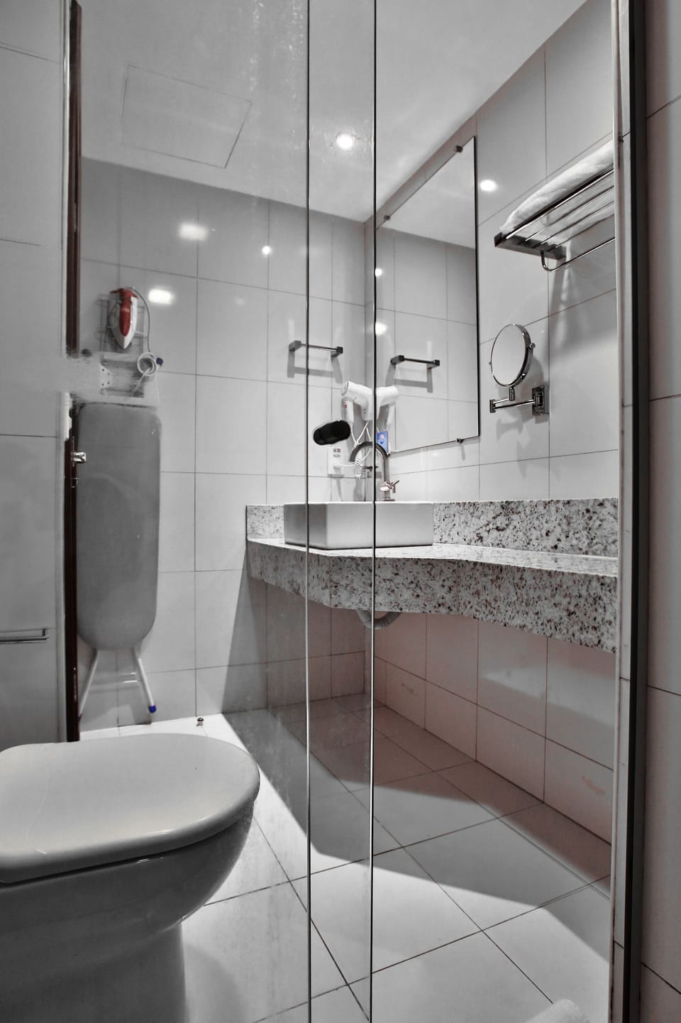 Deluxe Suite | Bathroom | Shower, free toiletries, hair dryer, towels