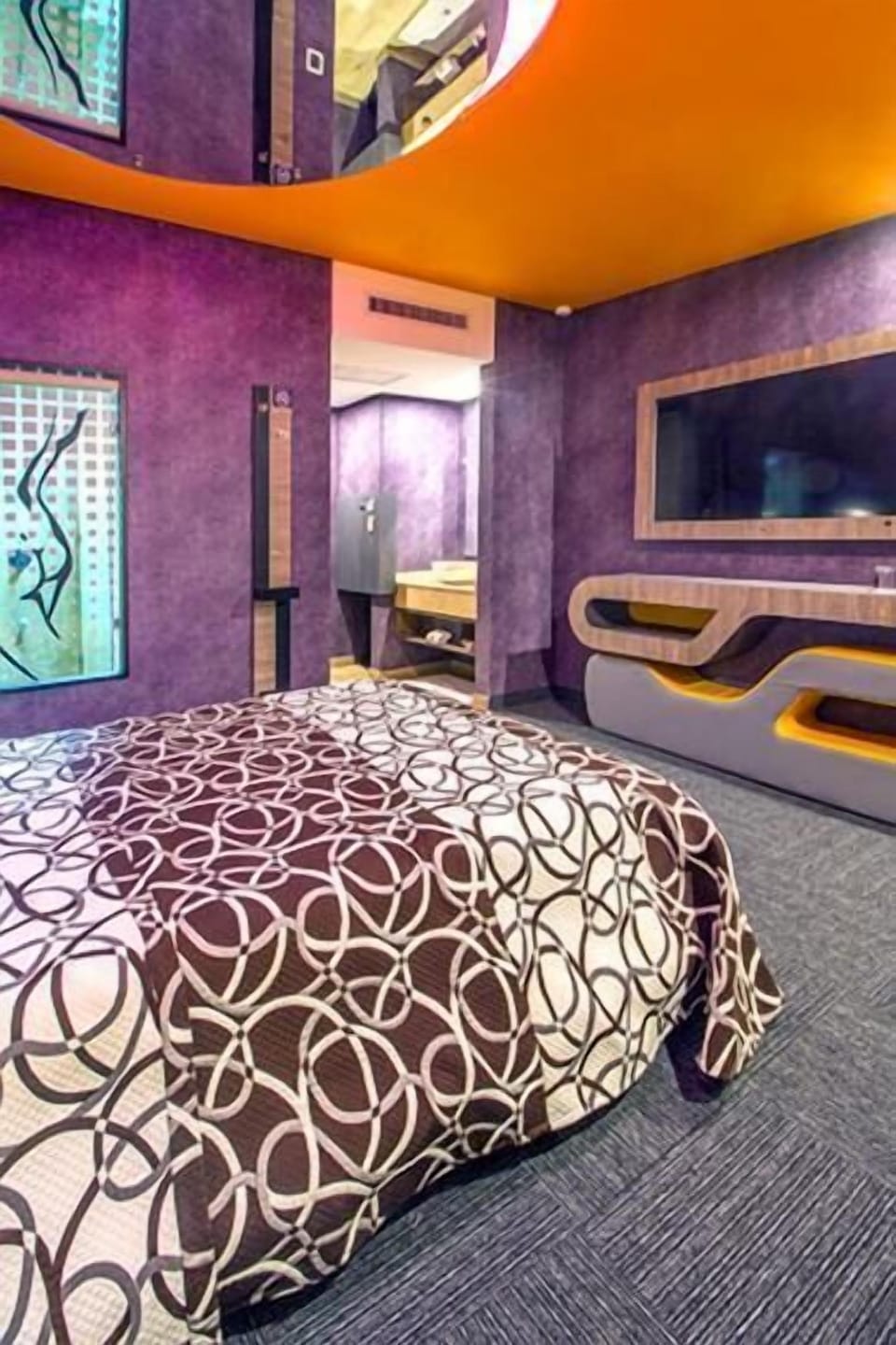 Individually decorated, individually furnished, desk, soundproofing
