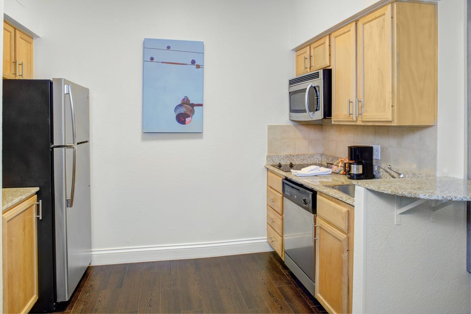 Coffee/tea maker, fridge, microwave, stovetop