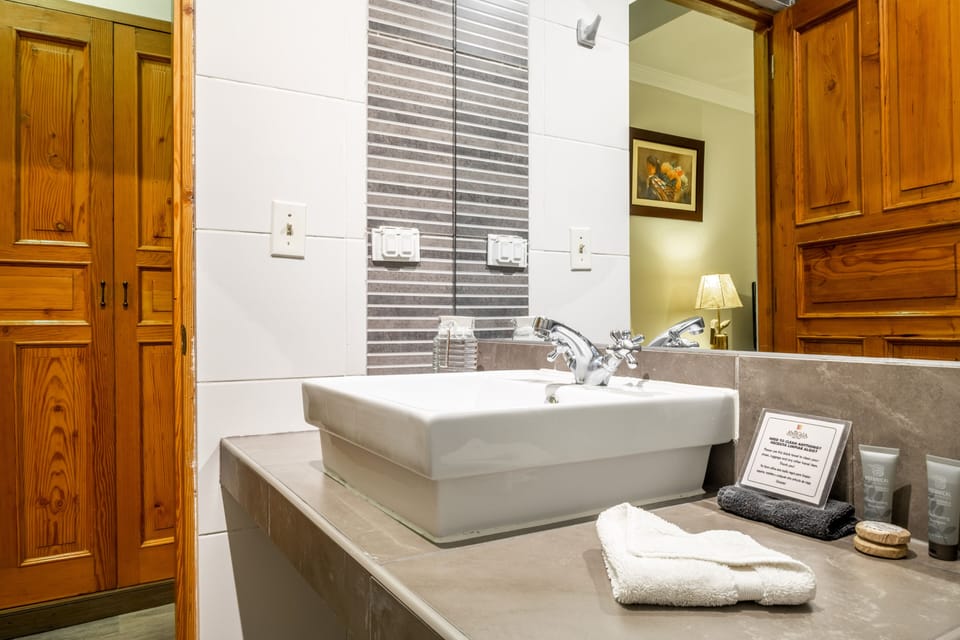 Premium bedding, in-room safe, desk, WiFi (free)