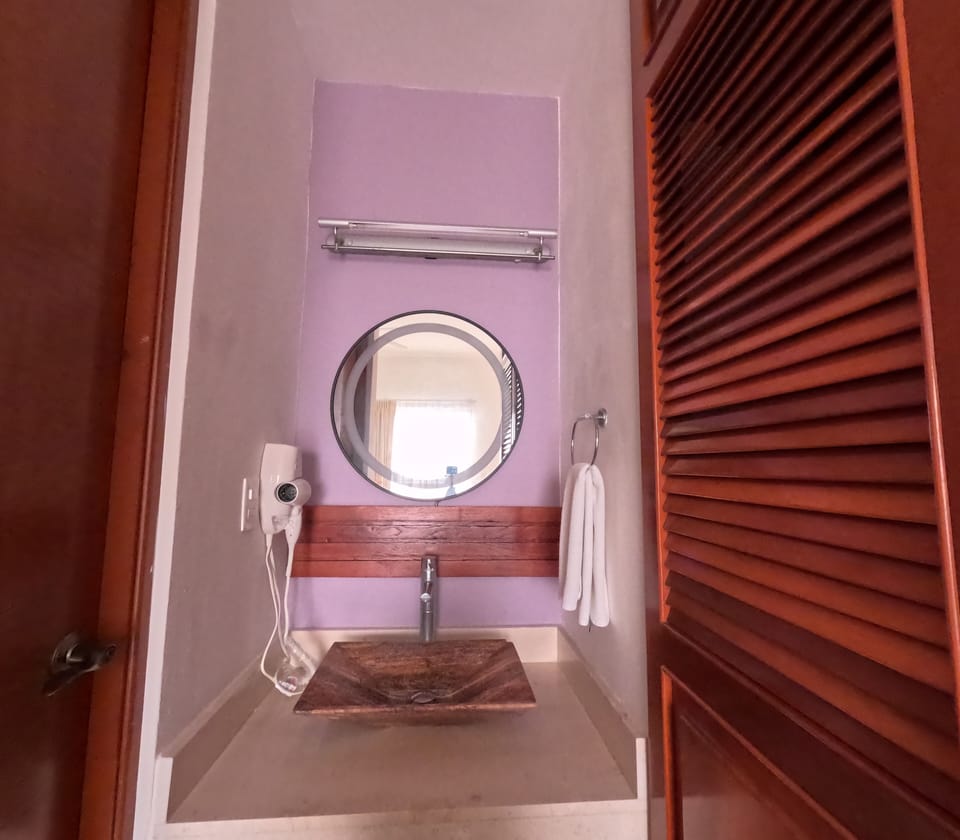 Standard Room, 1 Bedroom, Ocean View, Oceanfront | Bathroom | Hair dryer, towels