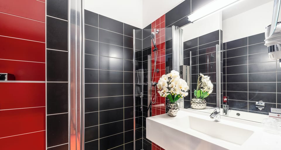 Comfort Single Room | Bathroom | Free toiletries, hair dryer, bathrobes, slippers