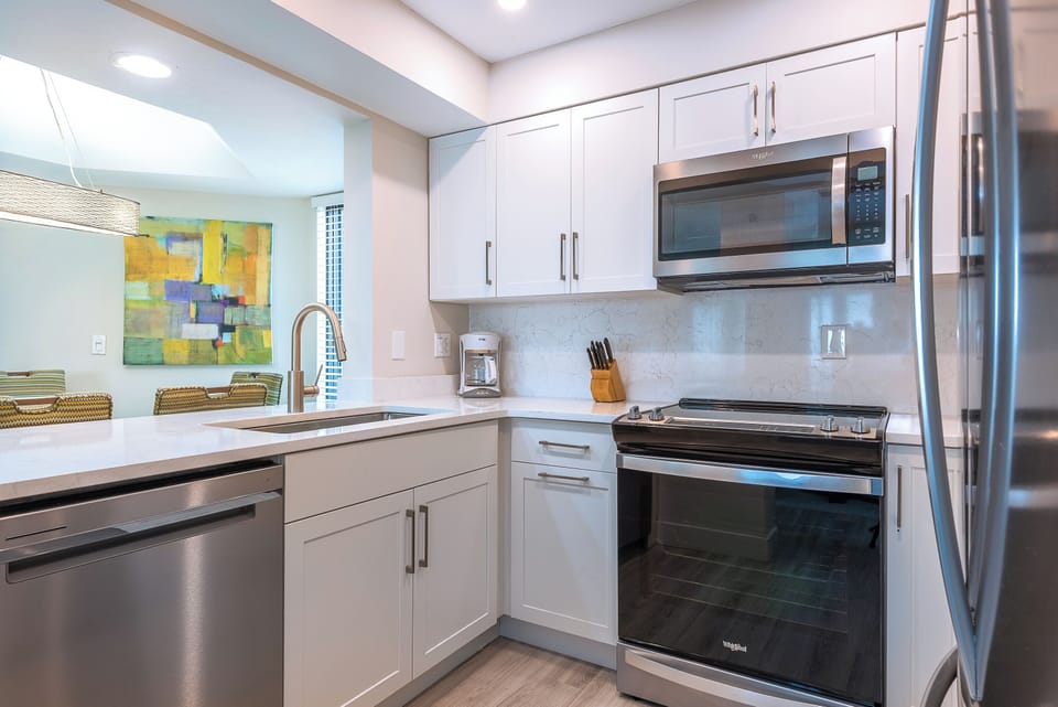 Full-size fridge, microwave, oven, stovetop