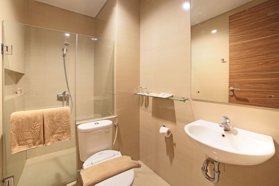 Boutique Suite | Bathroom | Shower, free toiletries, hair dryer, slippers