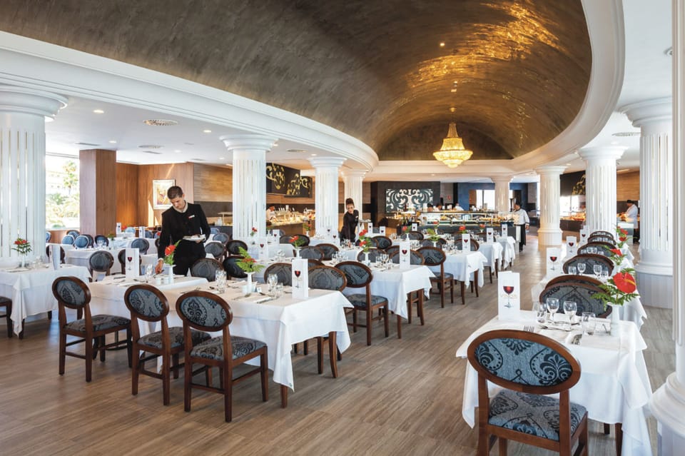 3 restaurants; breakfast, lunch, and dinner served