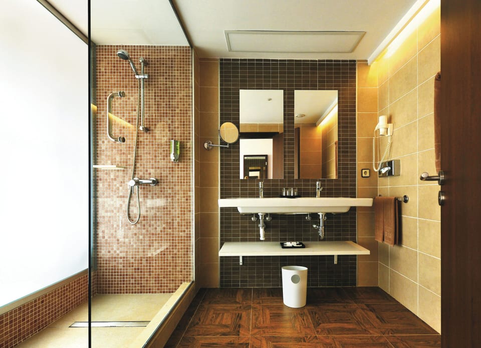 Superior Double Room, Balcony | Bathroom | Shower, eco-friendly toiletries, hair dryer, towels