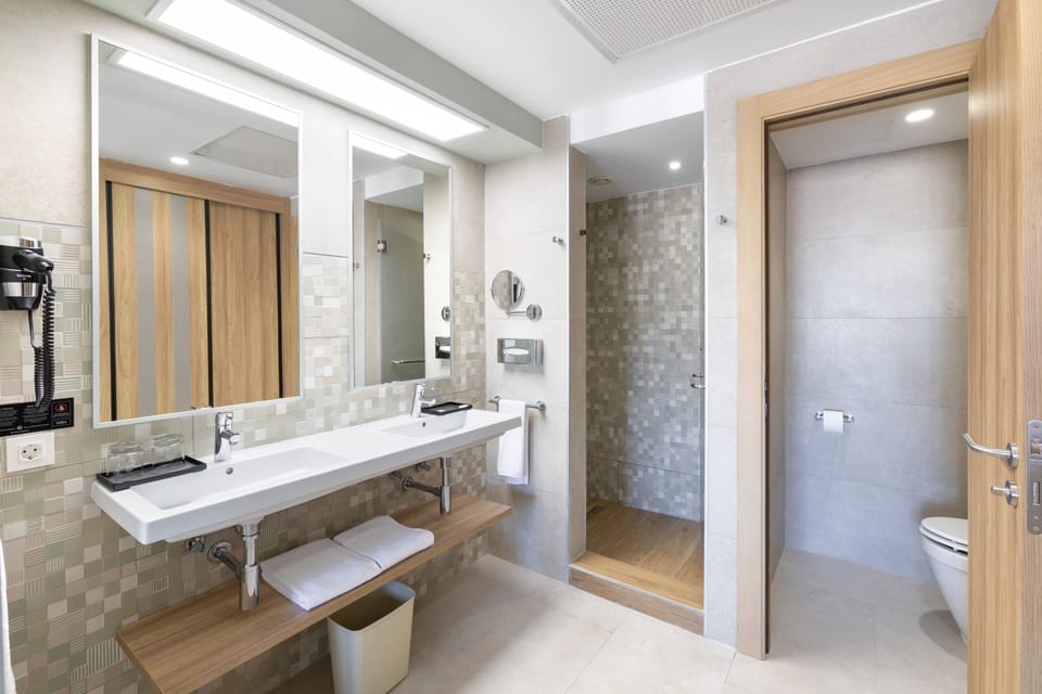 Separate tub and shower, eco-friendly toiletries, hair dryer, towels
