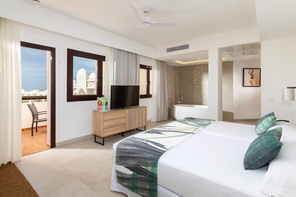 Suite, Balcony | In-room safe, WiFi (free), bed sheets