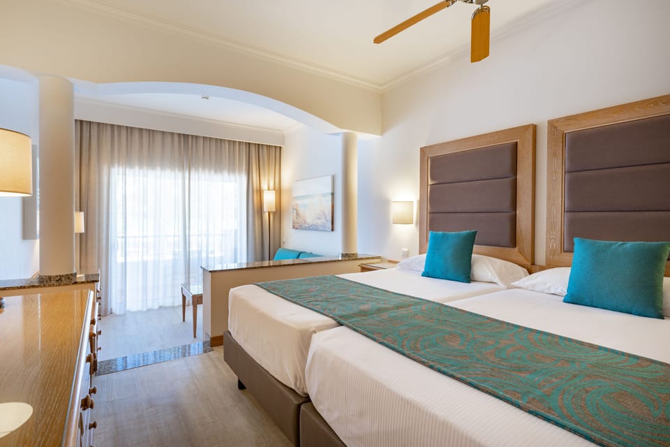 In-room safe, bed sheets