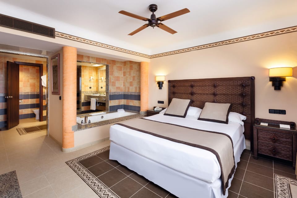 In-room safe, WiFi (free), bed sheets