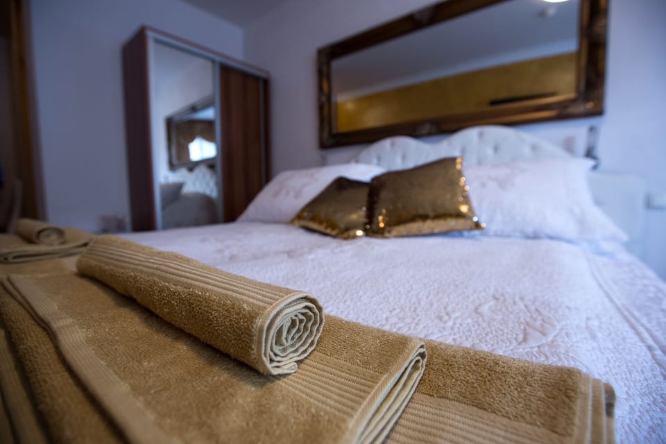 Deluxe Double or Twin Room | Premium bedding, down comforters, pillowtop beds, minibar