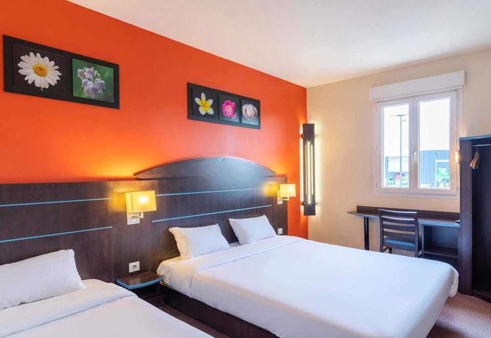Triple Room | Desk, blackout drapes, soundproofing, iron/ironing board