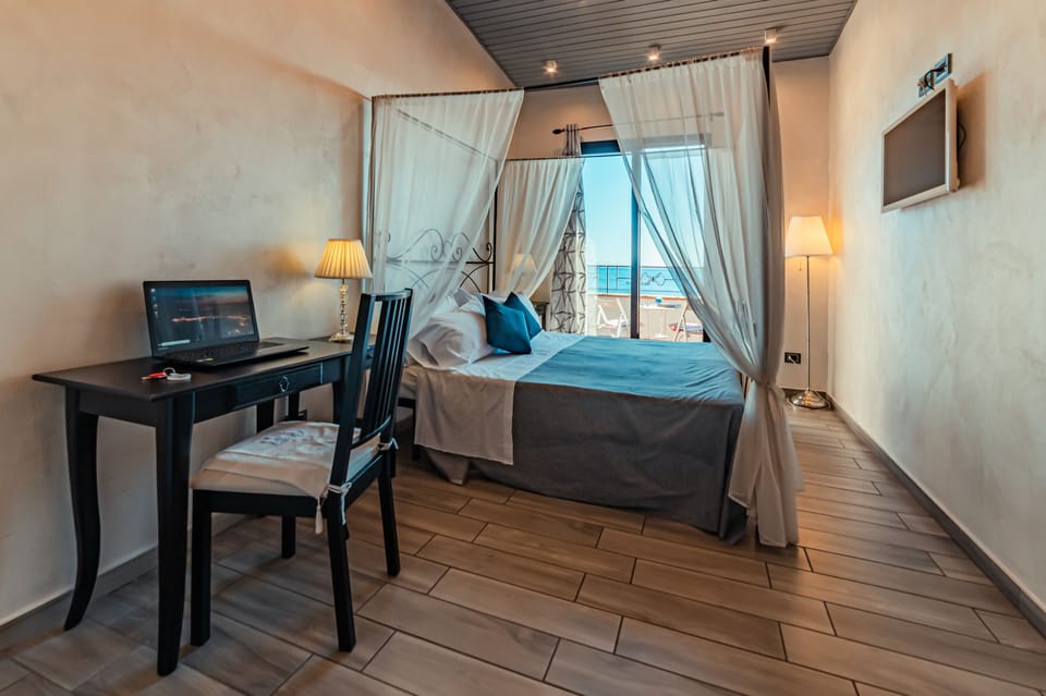 Superior Double Room, Sea View | Minibar, individually decorated, individually furnished, desk