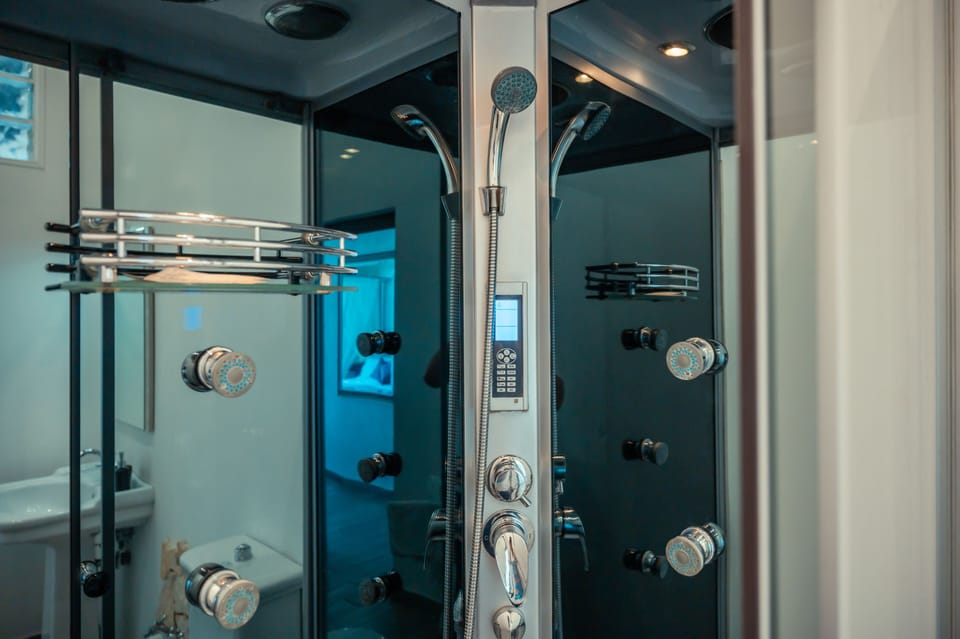 Superior Double Room, Sea View | Bathroom | Shower, rainfall showerhead, free toiletries, hair dryer