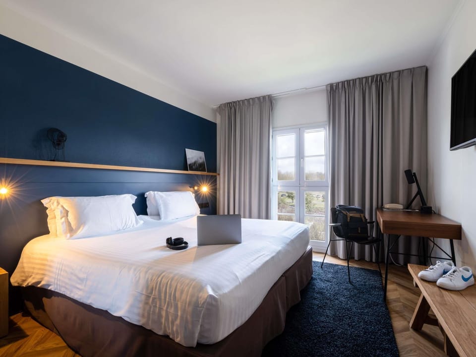 Premium bedding, in-room safe, desk, laptop workspace