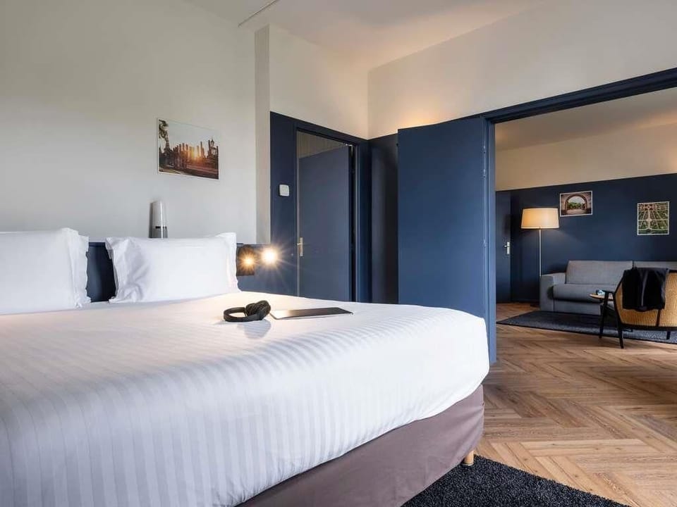 Junior Suite, 1 King Bed with Sofa bed | Premium bedding, in-room safe, desk, laptop workspace
