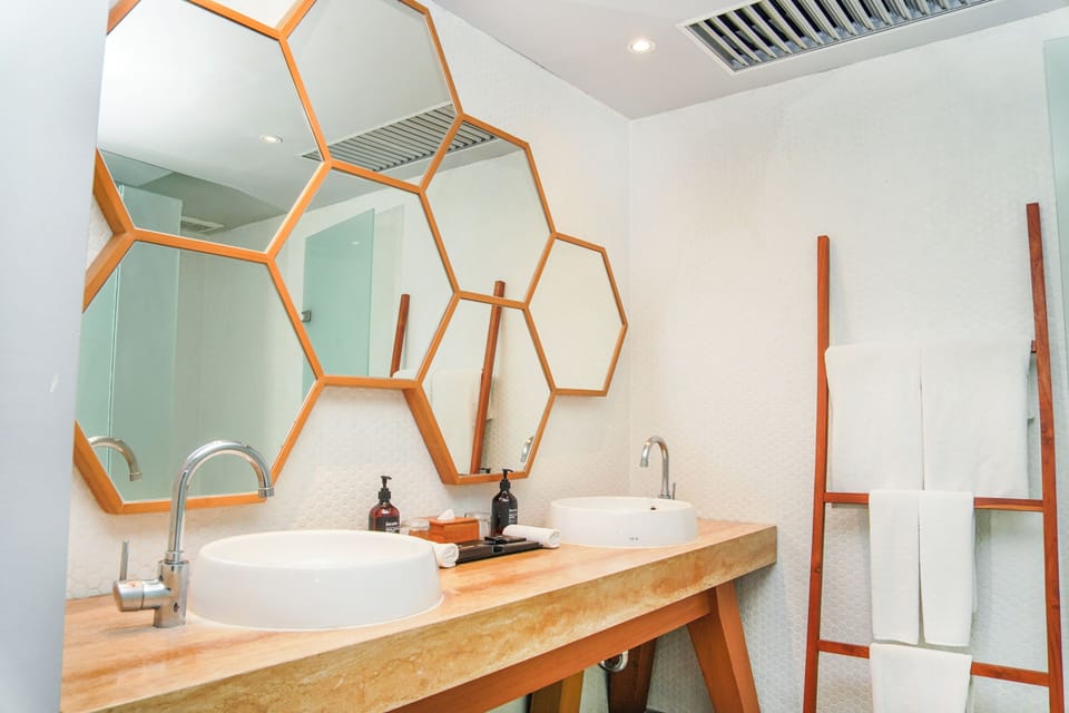 Corner Suite | Bathroom | Shower, free toiletries, hair dryer, bathrobes
