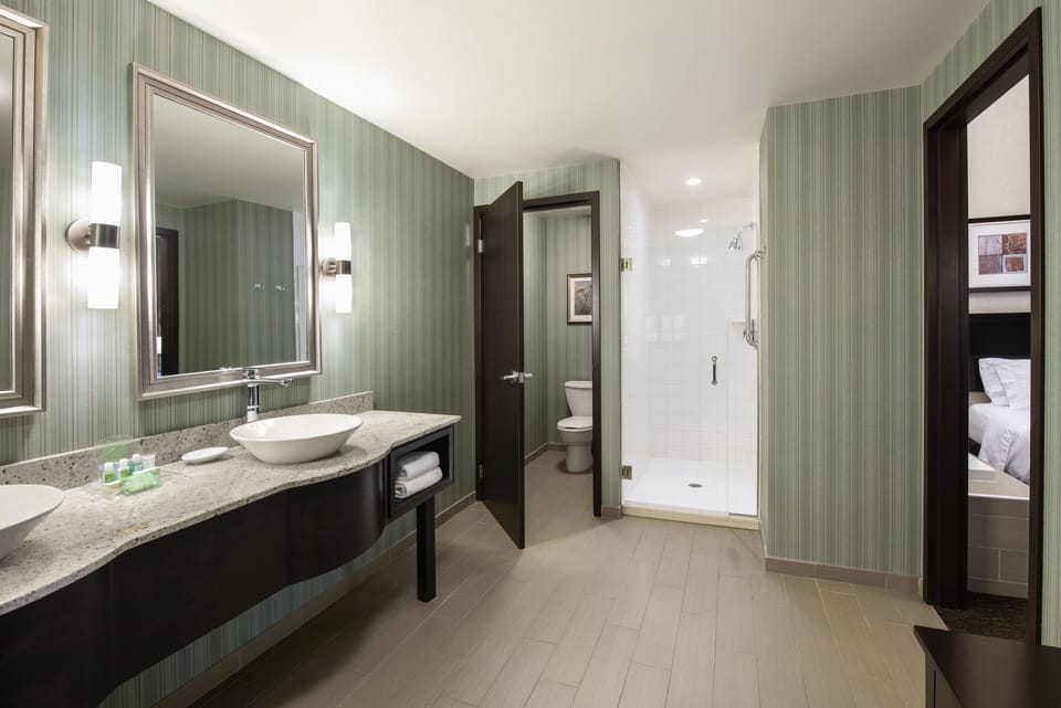 Combined shower/tub, designer toiletries, hair dryer, towels