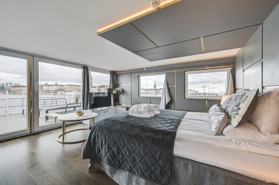 Suite  | In-room safe, free WiFi, bed sheets