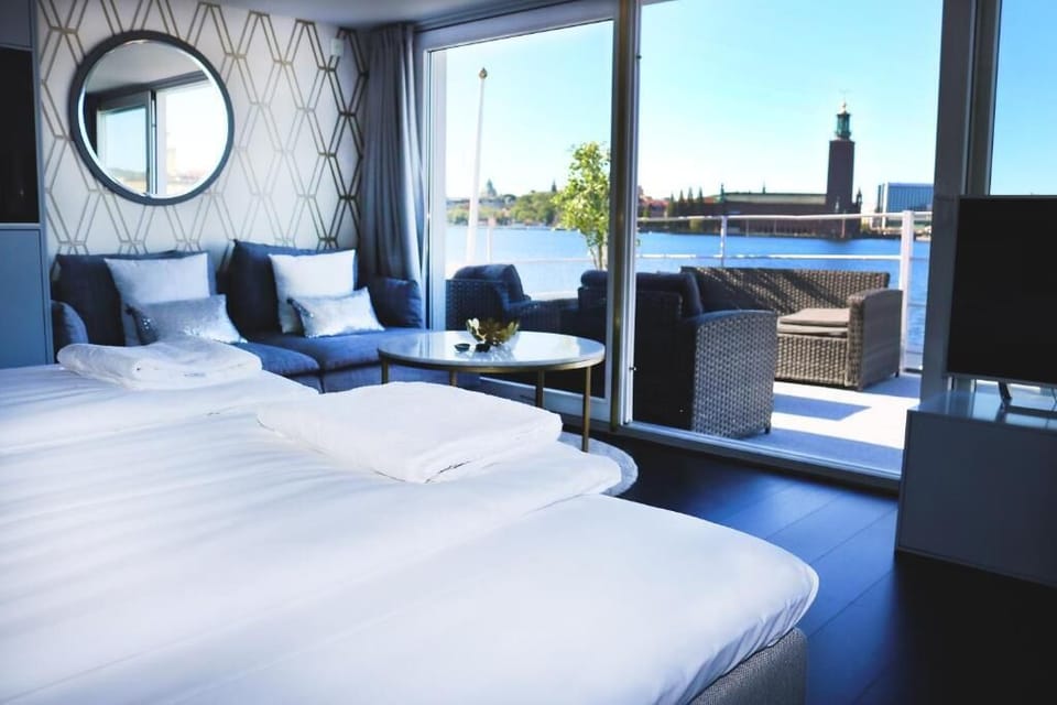 Suite  | In-room safe, free WiFi, bed sheets