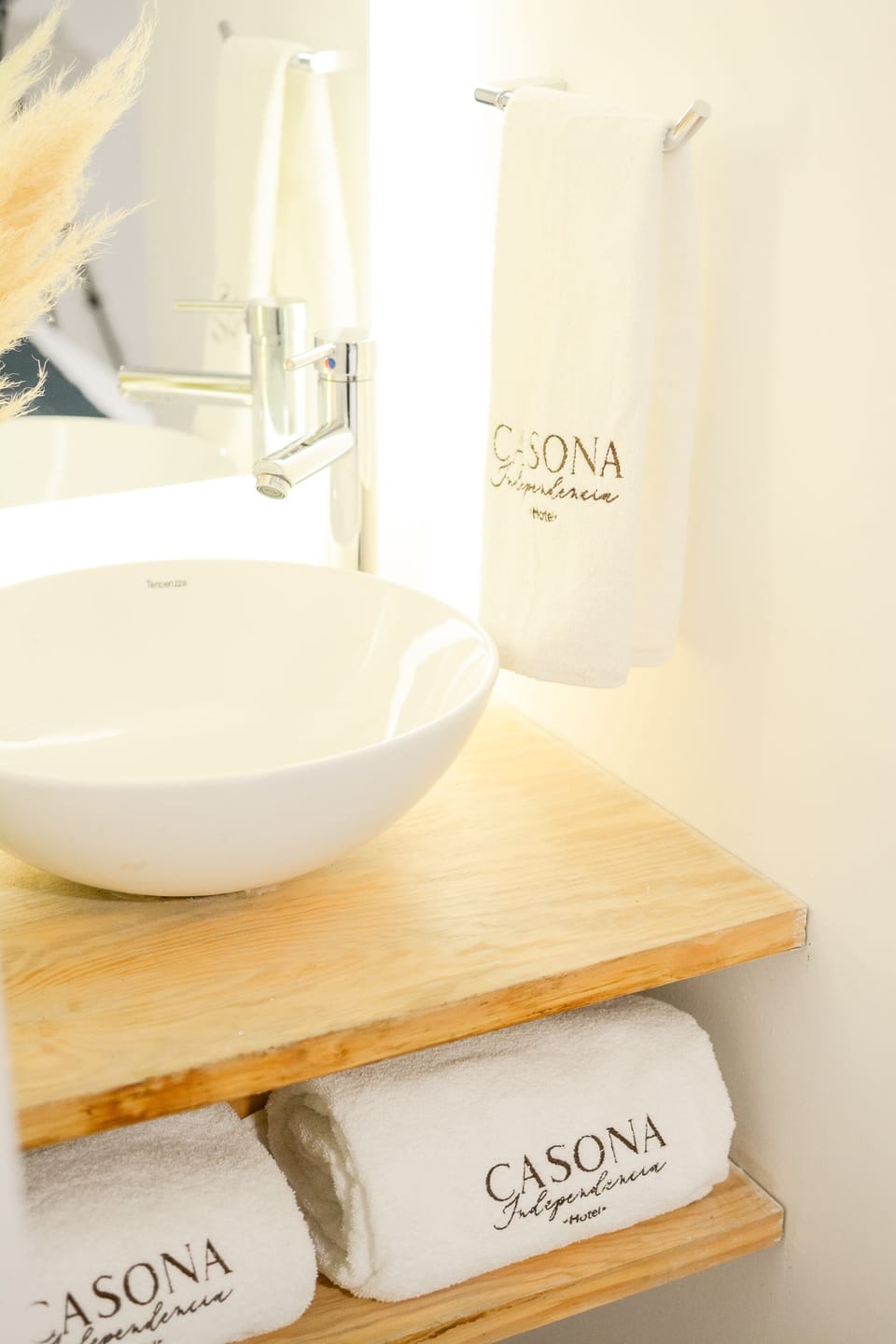 Standard Studio Suite | Bathroom | Shower, towels, soap, shampoo