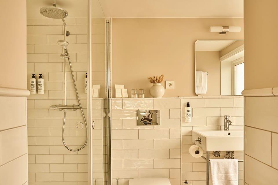 Junior Suite | Bathroom | Shower, free toiletries, hair dryer, towels