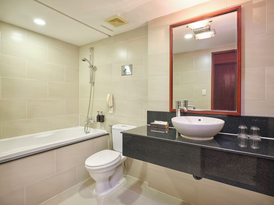 Family Deluxe Triple Room | Bathroom | Bathtub, free toiletries, hair dryer, slippers