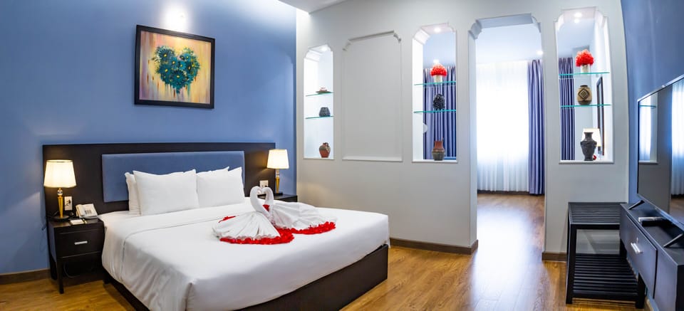 Deluxe Suite | Minibar, in-room safe, desk, blackout drapes