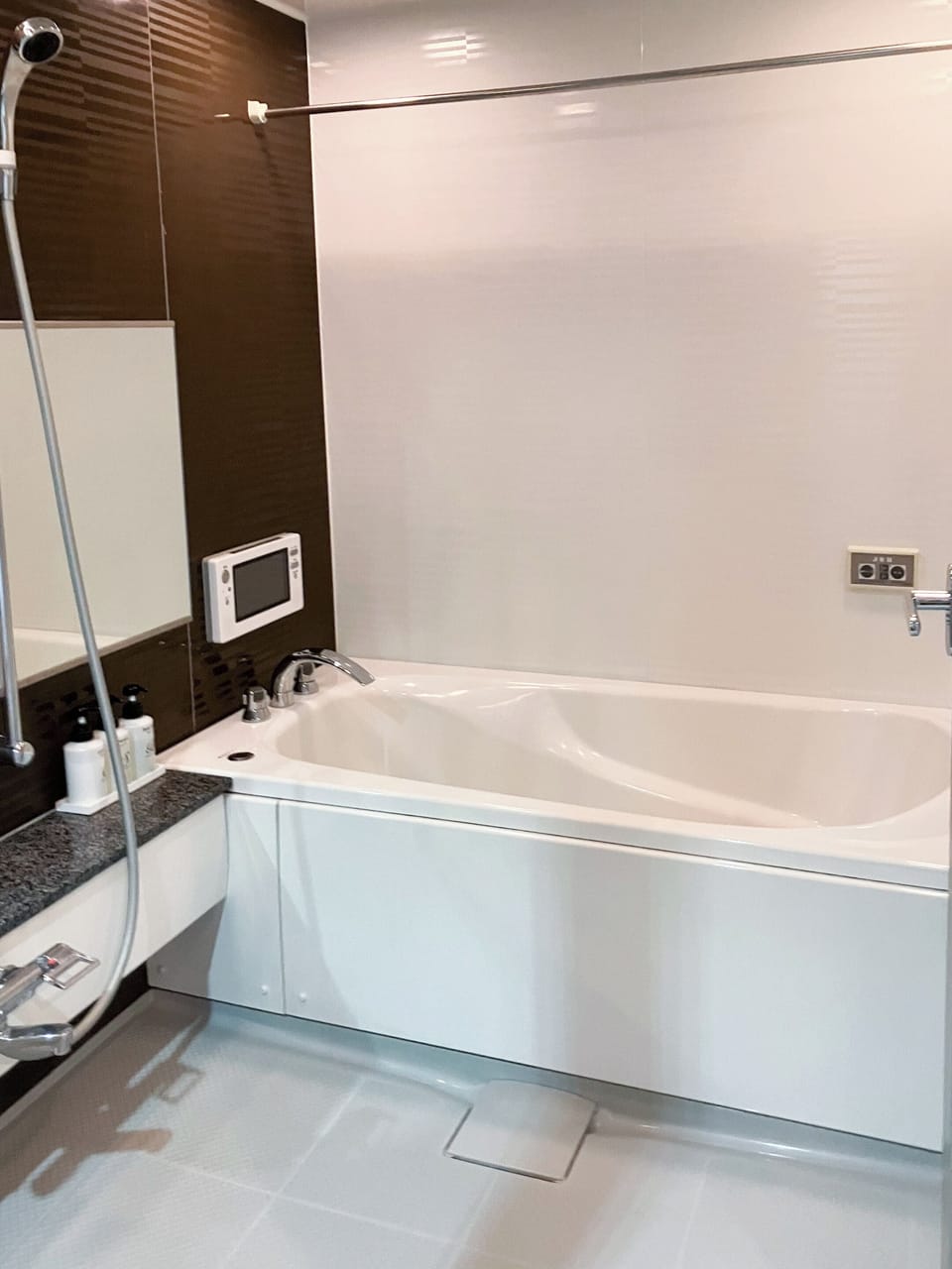 Premium Twin Room, Smoking | Bathroom | Combined shower/tub, free toiletries, hair dryer, bathrobes