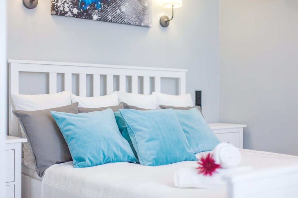 Bedroom with a double bed/decorative cushions.