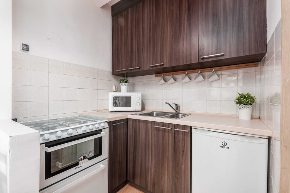 Fully equipped kitchenette with a gas hob, kettle, fridge and freezer, dishwasher and oven.