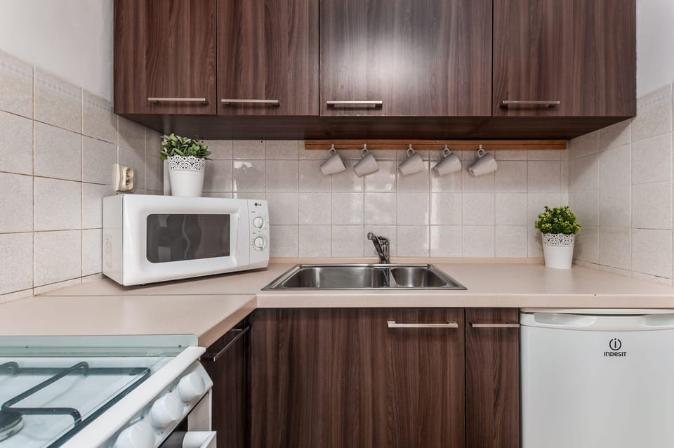 Fully equipped kitchenette with a gas hob, kettle, fridge, freezer, dishwasher and oven.