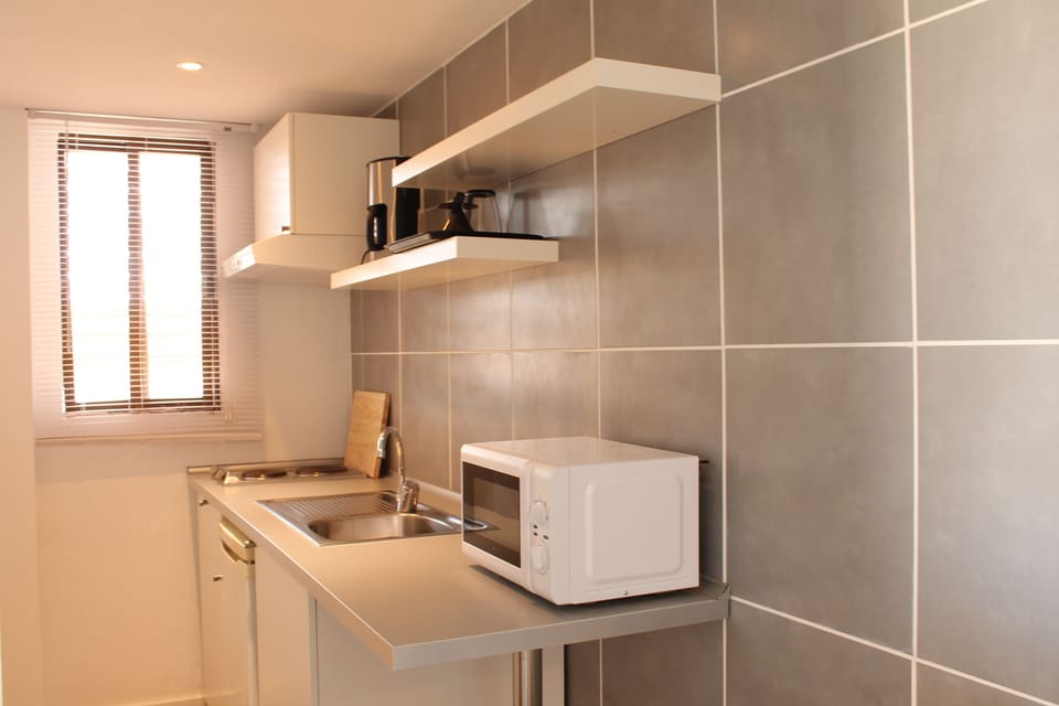 Full-size fridge, microwave, stovetop, coffee/tea maker