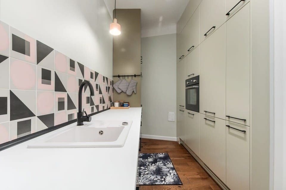Fully equipped kitchenette. 