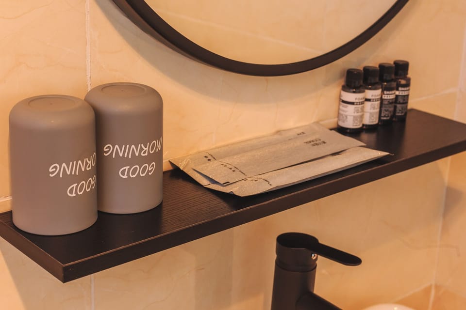 Romantic Single Room | Bathroom | Shower, rainfall showerhead, free toiletries, hair dryer
