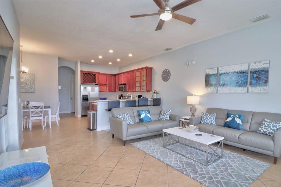 Open Plan Living, Kitchen and Breakfast area - Lake view