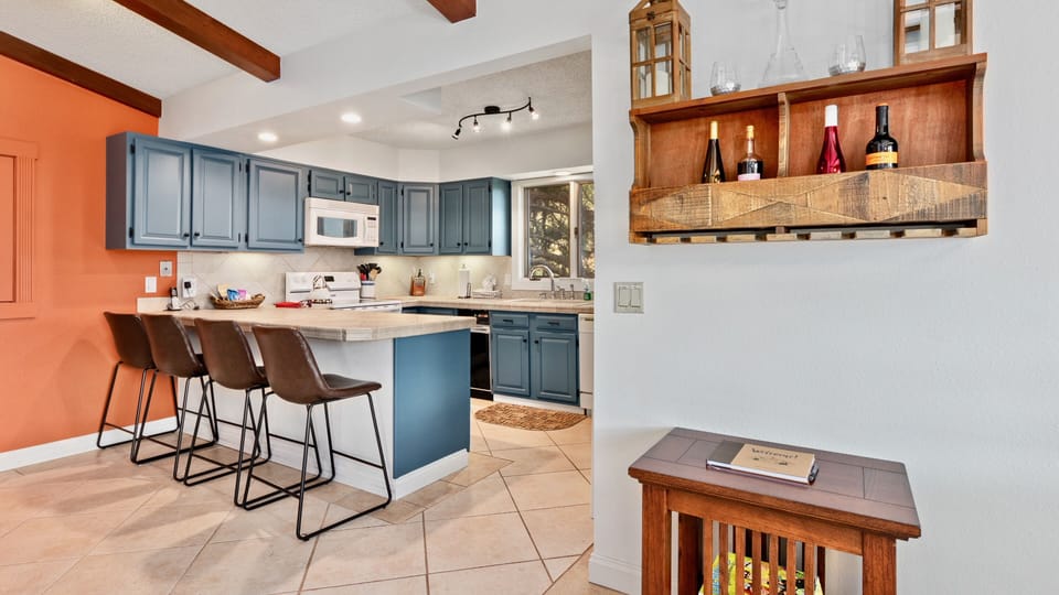 House, 6 Bedrooms | Private kitchen | Fridge, microwave, oven, dishwasher