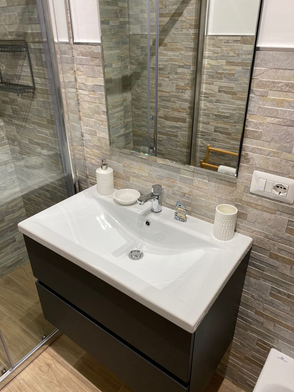Comfort Quadruple Room | Bathroom | Shower, rainfall showerhead, free toiletries, hair dryer