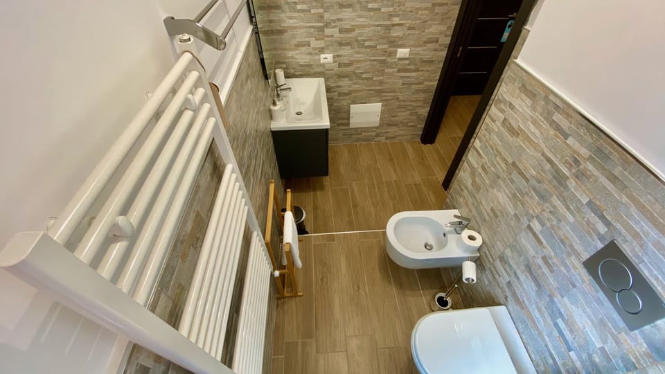 Comfort Triple Room | Bathroom | Shower, rainfall showerhead, free toiletries, hair dryer