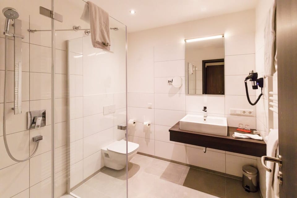 Basic Studio | Bathroom | Shower, hair dryer, heated floors, towels