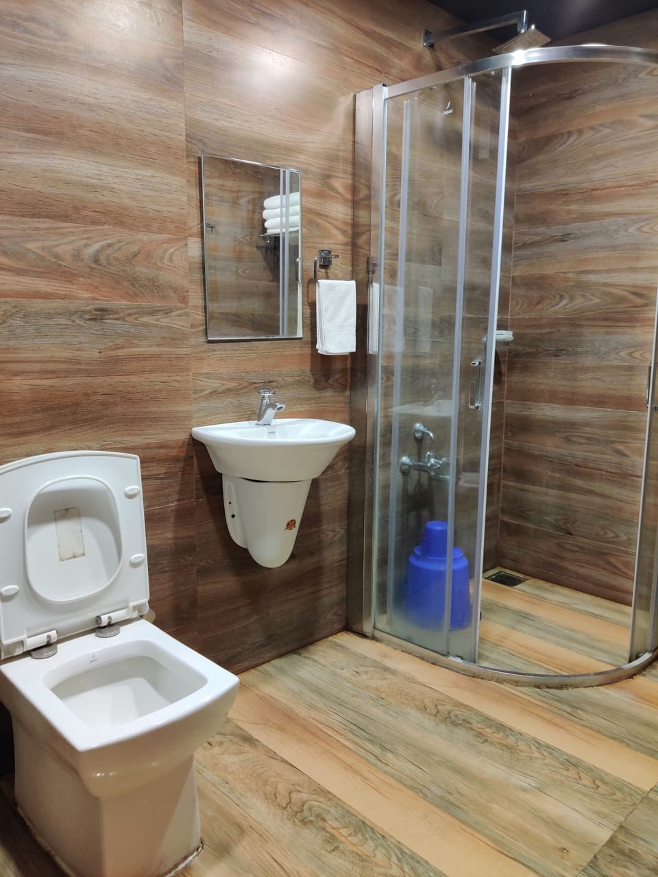 Premium Room, 1 King Bed, Mountain View | Bathroom | Shower, rainfall showerhead, free toiletries, bathrobes